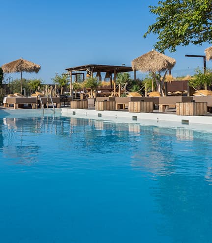 Piscina con acqua di mare, king size beds e zona lounge